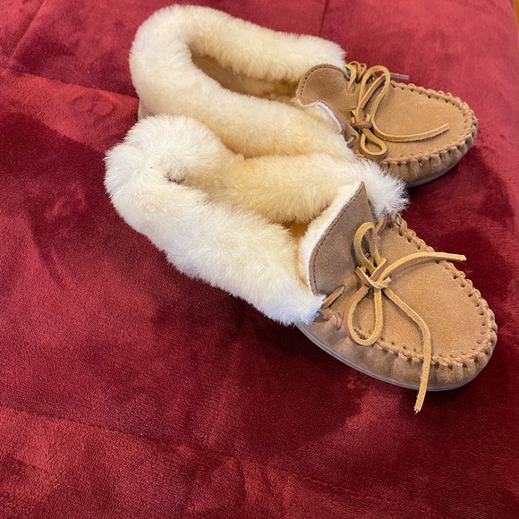 Minnetonka moccasins size 7 - Picture 2 of 5